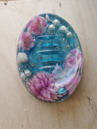 Mydelniczka z żywicy epoksydowej z naturalnymi roślinami – unikatowy design | duża