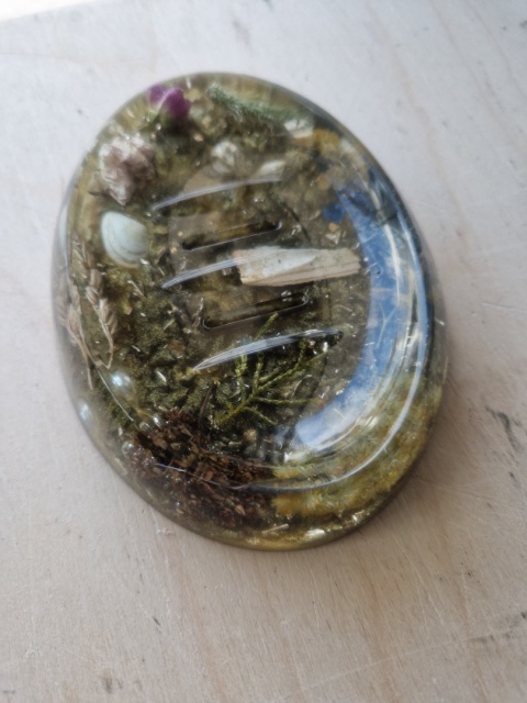 Mydelniczka z żywicy epoksydowej z naturalnymi roślinami – unikatowy design | duża