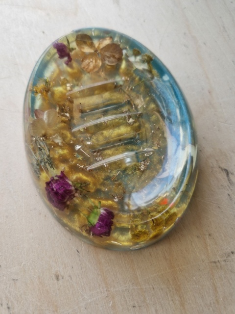 Mydelniczka z żywicy epoksydowej z naturalnymi roślinami – unikatowy design | duża