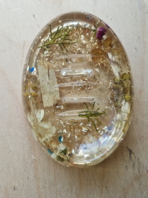 Mydelniczka z żywicy epoksydowej z naturalnymi roślinami – unikatowy design | duża