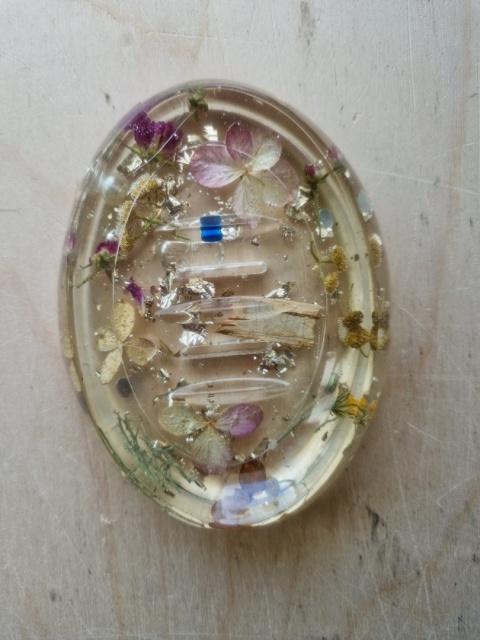 Mydelniczka z żywicy epoksydowej z naturalnymi roślinami – unikatowy design | duża