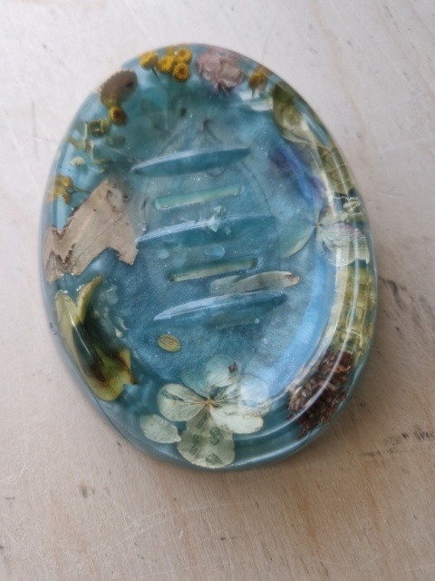 Mydelniczka z żywicy epoksydowej z naturalnymi roślinami – unikatowy design | duża