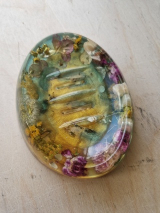 Mydelniczka z żywicy epoksydowej z naturalnymi roślinami – unikatowy design | duża