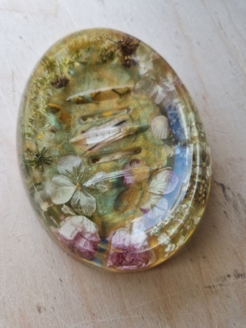 Mydelniczka z żywicy epoksydowej z naturalnymi roślinami – unikatowy design | duża