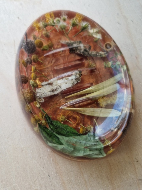 Mydelniczka z żywicy epoksydowej z naturalnymi roślinami – unikatowy design | duża