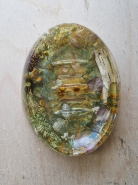 Mydelniczka z żywicy epoksydowej z naturalnymi roślinami – unikatowy design | duża