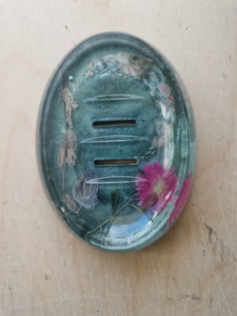 Mydelniczka z żywicy epoksydowej z naturalnymi roślinami – unikatowy design | duża