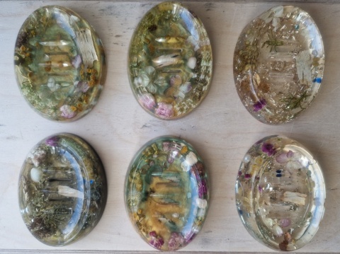 Mydelniczka z żywicy epoksydowej z naturalnymi roślinami – unikatowy design | duża