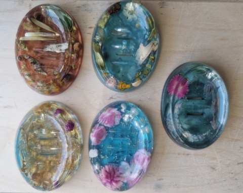 Mydelniczka z żywicy epoksydowej z naturalnymi roślinami – unikatowy design | duża