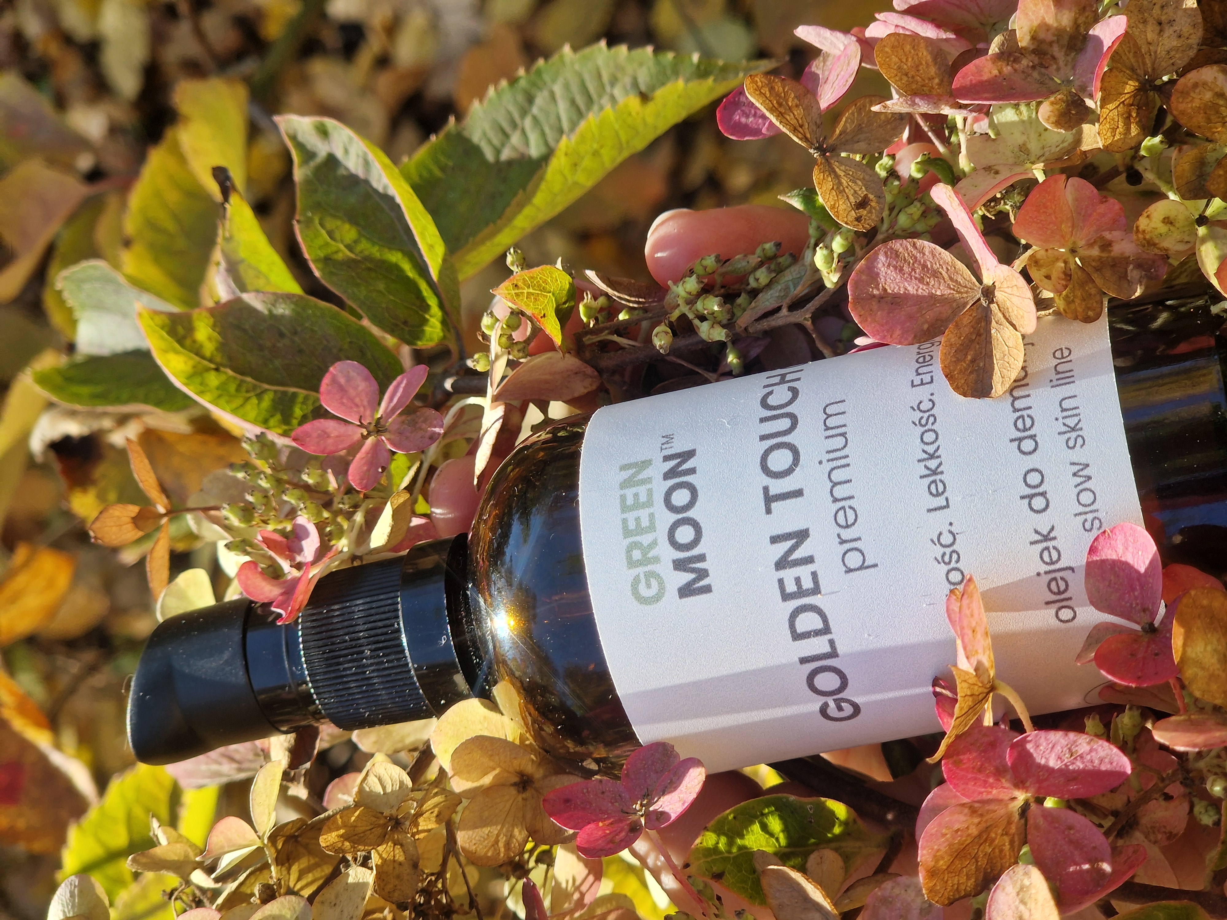 ✨ Dlaczego warto zmywać makijaż olejkiem, a nie mleczkiem? Sekret oczyszczania z efektem nawilżenia 💛